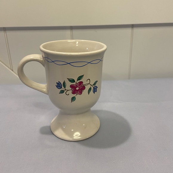 B.I. Inc Floral mug on pedestal - Picture 1 of 4